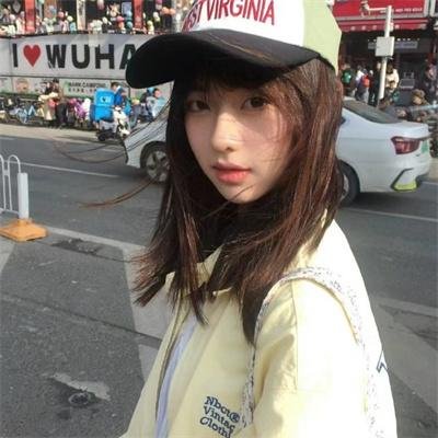 一位站立的人